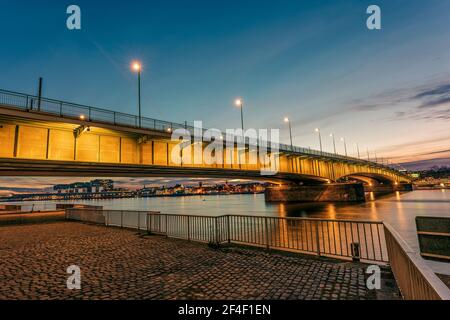 Deutzer Bridge à Cologne à l'heure bleue, Allemagne. Banque D'Images