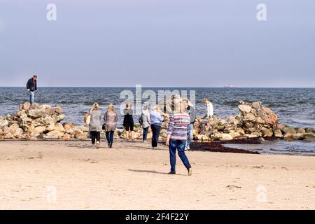 Les touristes prennent des photos des blocs de pierre les plus légers du Brise-lames sur la côte du golfe de Riga à Cap Kolka.octobre 21,Lettonie,2020 Banque D'Images