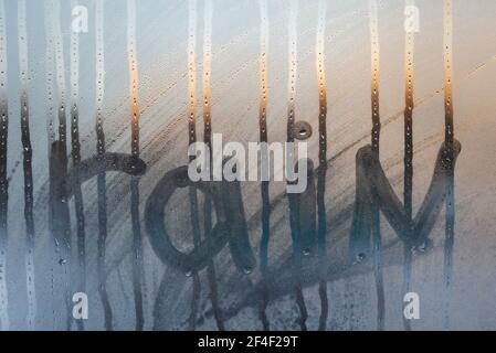 L'eau naturelle tombe sur le verre de fenêtre avec la pluie mot Banque D'Images
