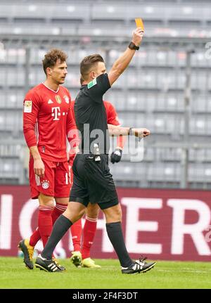 Arbitre Daniel SCHLAGER avec sifflet, gestes, spectacles, montre, action individuelle, Schiedsrichter, Hauptschiedsrichter, zeigt die Rote Karte, Platzverweis, schweres Vergehen Alphonso DAVIES, FCB 19 dans le match FC BAYERN MUENCHEN - VFB STUTTGART 4-0 1.Ligue allemande de football le 20 mars 2021 à Munich, Allemagne saison 2020/2021, Bundesliga 26, 1.match FCB, München, 26.Spieltag © Peter Schatz / Alay Live News / Pool agences de presse nationales et internationales USAGE éditorial EXCLUSIF - les RÉGLEMENTATIONS DFL INTERDISENT TOUTE UTILISATION DE PHOTOGRAPHIES comme SÉQUENCES D'IMAGES et/ou QUASI-VIDÉO - Banque D'Images