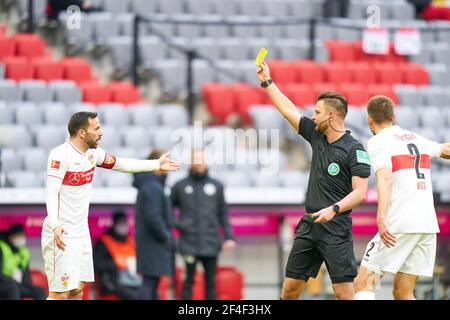 Munich, Allemagne. 20 mars 2021. Arbitre Daniel SCHLAGER avec sifflet, gestes, spectacles, montre, action individuelle, Schiedsrichter, Hauptschiedsrichter, montre la carte jaune à Gonzalo CASTRO, VFB 8 dans le match FC BAYERN MUENCHEN - VFB STUTTGART 4-0 1.Ligue allemande de football le 20 mars 2021 à Munich, Allemagne saison 2020/2021, match jour 26, 1.Bundesliga, FCB, München, 26.Spieltag crédit: Peter Schatz/Alay Live News Banque D'Images