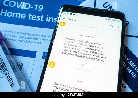 Rappel de test Covid du gouvernement britannique pour les passagers arrivant de non-banni pays à passer le test les 2ème et 8ème jour de leur arrivée Banque D'Images