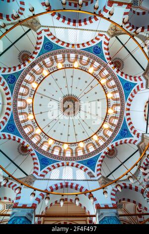 Istanbul Turquie - 1.7.2021: Intérieur de la mosquée Rustem Pasa à Istanbul. Ramadan, kandil et iftar photo de fond. Banque D'Images