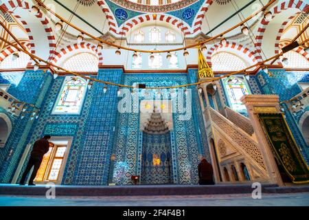 Istanbul Turquie - 1.7.2021: Intérieur de la mosquée Rustem Pasa à Istanbul. Ramadan, kandil et iftar photo de fond. Banque D'Images