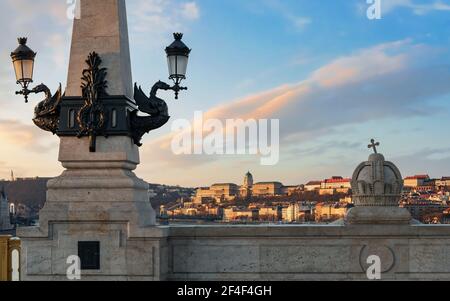 Une partie du pont margaret avec le célèbre château royal de Buda sur le fond. Ciel nuageux le matin. Banque D'Images