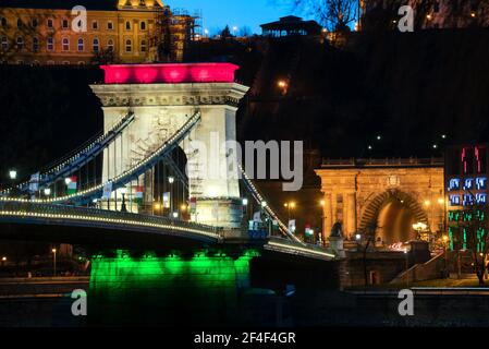 Le célèbre pont des chaînes de Budapest est illuminé par les couleurs du drapeau national à l'occasion de la fête nationale. Sa journée est le 15 mars. Le jour du souvenir Banque D'Images