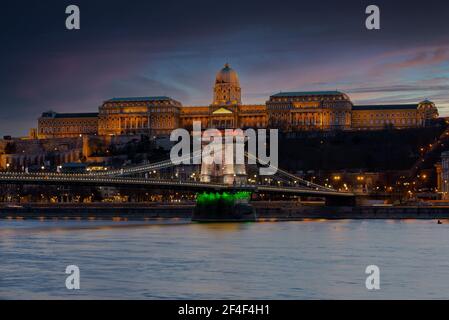 Le célèbre pont des chaînes de Budapest est illuminé par les couleurs du drapeau national à l'occasion de la fête nationale. Sa journée est le 15 mars. Le jour du souvenir Banque D'Images