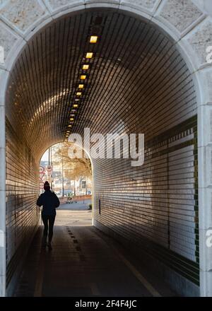 Runnung gens dans tunnel. Ombre uniquement. Non reconnaissable Banque D'Images