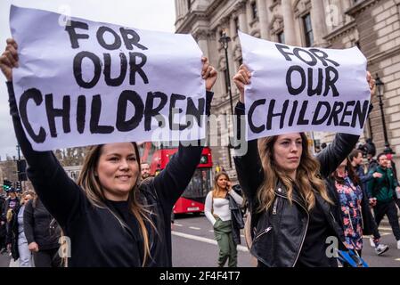 Des militantes protestataires avec des bannières lors d'une marche de protestation anti-verrouillage de la COVID 19 à Westminster, Londres, Royaume-Uni. Pour nos enfants signes. Les femmes de race blanche Banque D'Images