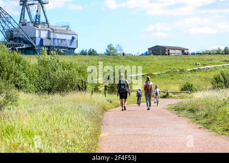 Promenade en famille dans la réserve naturelle de St Aidan, Leeds, West Yorkshire, Angleterre Banque D'Images