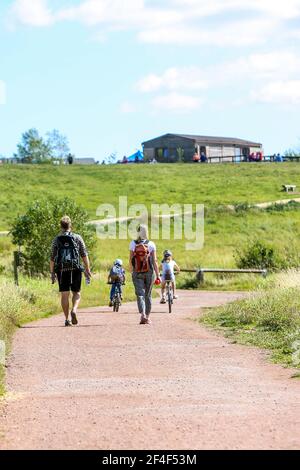 Promenade en famille dans la réserve naturelle de St Aidan, Leeds, West Yorkshire, Angleterre Banque D'Images