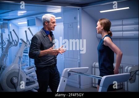 NEIL BURGER et LILY-ROSE DEPP in VOYAGERS (2021), dirigé par NEIL BURGER. Crédit: AGC STUDIOS / Album Banque D'Images