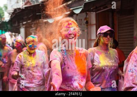 Pushkar au Rajasthan, Inde, 10 mars 2020: Les gens célébrant le festival Holi lancent des couleurs et dansent dans la rue Banque D'Images