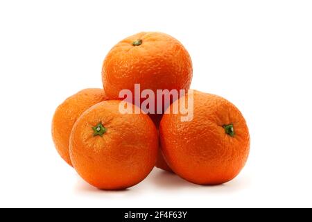 Plusieurs oranges se trouvent sur un fond blanc avec une ombre Banque D'Images