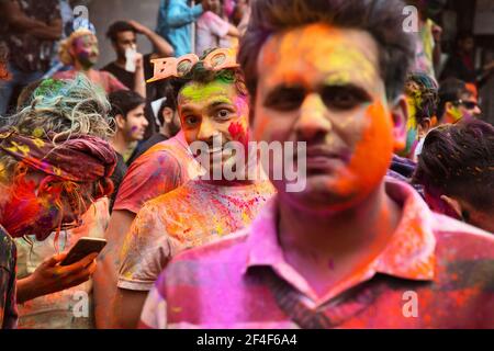 Pushkar au Rajasthan, Inde, 10 mars 2020: Les gens célébrant le festival Holi lancent des couleurs et dansent dans la rue Banque D'Images