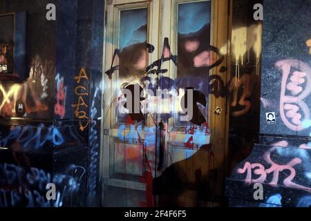 Kiev, Ukraine. 20 mars 2021. KIEV, UKRAINE - 20 MARS 2021 - Grafitti et les portes cassées sont vues au bureau du Président sur 11 rue Bankova après le ne pas entendre? Vous verrez ! Rassemblement tenu à l'anniversaire de l'ancien dirigeant du secteur droit dans la région d'Odesa Serhii Sternenko, Kiev, capitale de l'Ukraine. Credit: UKRINFORM/Alamy Live News Banque D'Images