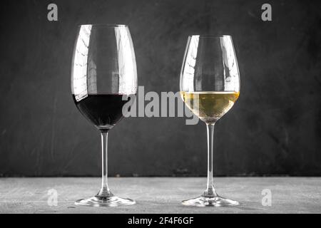 Vue latérale sur deux verres de vin rouge et blanc Banque D'Images