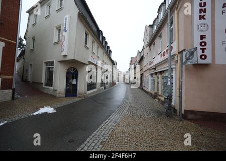 Zeulenroda Triebes, Allemagne. 21 mars 2021. Les rues commerçantes de la ville dans le quartier de Greiz sont vides. Le district de Greiz, dans l'est de la Thuringe, a le taux d'incidence le plus élevé en Allemagne sur sept jours, avec plus de 573.9 nouvelles infections pour 100,000 000 habitants en une semaine (en date de 20.03.2021). Credit: Bodo Schackow/dpa-Zentralbild/dpa/Alay Live News Banque D'Images