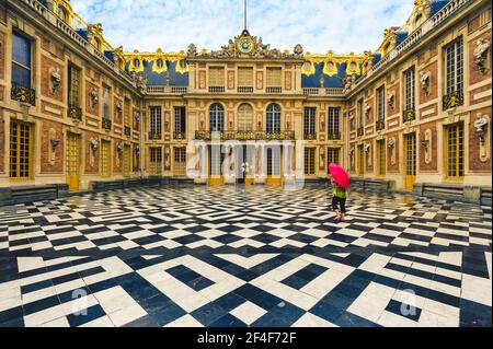 18 juin 2015 : Cour de marbre et façades du premier château du château de Versailles, Paris, France. Il a été décoré par Louis le Vau en 1661 à 166 Banque D'Images