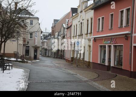 Zeulenroda Triebes, Allemagne. 21 mars 2021. Les rues commerçantes de la ville dans le quartier de Greiz sont vides. Le district de Greiz, dans l'est de la Thuringe, a le taux d'incidence le plus élevé en Allemagne sur sept jours, avec plus de 573.9 nouvelles infections pour 100,000 000 habitants en une semaine (en date de 20.03.2021). Credit: Bodo Schackow/dpa-Zentralbild/dpa/Alay Live News Banque D'Images