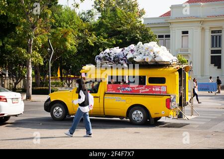 Les chauffeurs thaïlandais qui conduisent une voiture de ramassage jaune envoient recevoir des voyageurs Voyage de passagers visitez Chiang Mai Design week sur Prapokkklao Road Au Three Kings Mo Banque D'Images