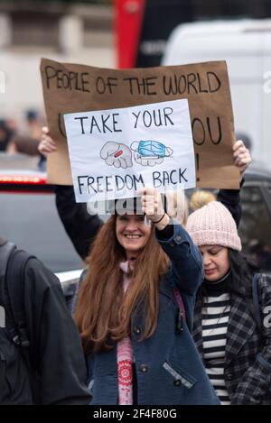 Femme caucasienne avec étiquette de liberté lors d'une manifestation anti-verrouillage de la COVID 19 à Westminster, Londres, Royaume-Uni. Repassez votre message de liberté Banque D'Images