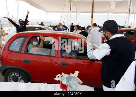 Non exclusif: VILLE DE NEZAHUALCOYOTL, MEXIQUE - MARS 19: Les automobilistes attendent leur tour dans la ligne de voiture pour vacciner leurs parents de plus de 60 ans, W Banque D'Images