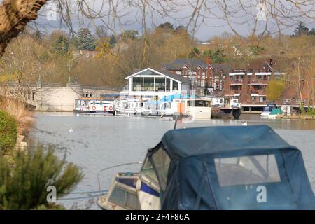 Vue depuis le chemin de halage de Reading jusqu'au côté de Caversham, Berkshire, Royaume-Uni Banque D'Images