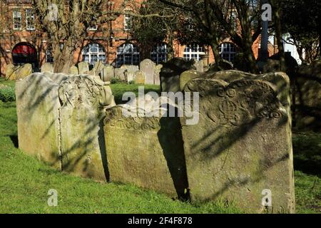 Pierres tombales dans la cour de l'église de l'église Sainte Marie et Saint Ereponythe, rue de l'église, Folkestone, Kent, Angleterre, Royaume-Uni Banque D'Images