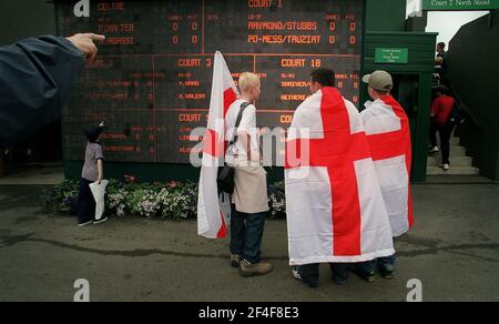 Championnats de tennis de Wimbldon 2001 fans juillet 2001 Tim henman fans vérifiez l'ordre de jeu le demi-dernier jour pour hommes à wimbledon Banque D'Images