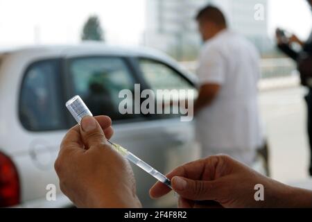 Non exclusif: VILLE DE NEZAHUALCOYOTL, MEXIQUE - MARS 19: Un agent de santé prépare le vaccin Sinovac Covid19, avant de s'injecter à une personne âgée à la ville des sports Banque D'Images