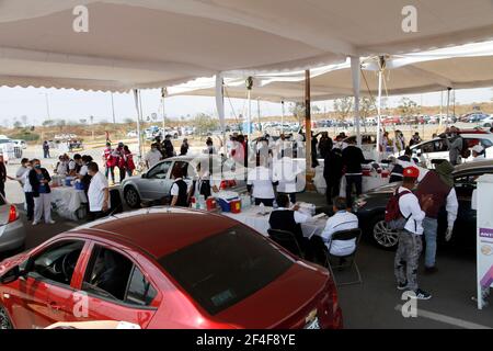 Non exclusif: VILLE DE NEZAHUALCOYOTL, MEXIQUE - MARS 19: Les automobilistes attendent leur tour dans la ligne de voiture pour vacciner leurs parents de plus de 60 ans, W Banque D'Images