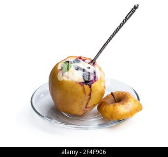 Pommes cuites farcies de fromage doux et de myrtille isolées dessus blanc Banque D'Images