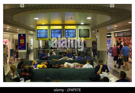PASSAGERS RETARDÉS À L'AÉROPORT DE GATWICK JUILLET 2001 les passagers attendent, Rush, file d'attente de repos, etc. Tous les éléments de l'existence quotidienne de gatewicks, en avance sont les vacances d'été et encore plus de retards et d'annulations prévus pour le public voyageur. Banque D'Images