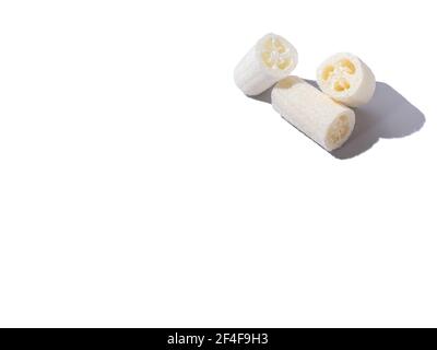 Éponge naturelle pour usine de déchets zéro loofah pour le lavage et le nettoyage. Isolé sur fond blanc Banque D'Images