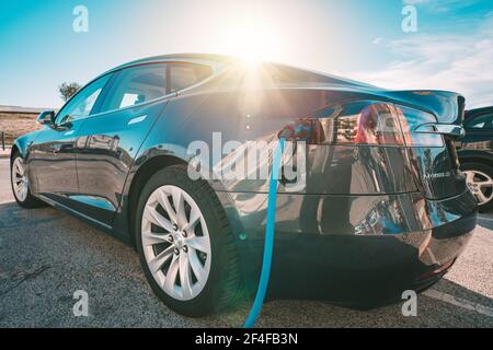 Chargement de la voiture électrique Tesla ou de la voiture électrique 18.03.2021, Casta Da Caparica, Portugal Banque D'Images