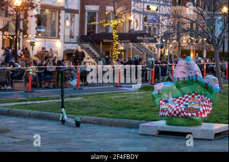 Le festival national des cerisiers en fleurs débute le 20 2021 mars à Washington, D.C. les gens viennent pour profiter du Printemps. Une sculpture géante de cerisiers en fleurs de Rachael Bohlander est visible près de la station de métro DuPont Circle. Au total, 26 sculptures géantes en cerisier peintes par des artistes locaux et nationaux sont placées dans la zone métropolitaine de DC pour le festival.(photo de Mihoko Owada/ Sipa USA) Banque D'Images