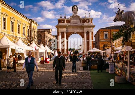 Italie Santarcangelo di Romagna - Piazza Genganelli Fiera di San Martino - stand gastronomique - Banque D'Images