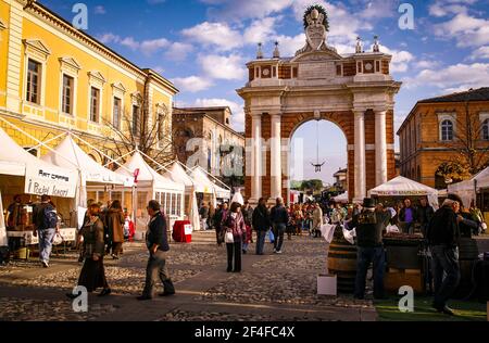 Italie Santarcangelo di Romagna - Piazza Genganelli Fiera di San Martino - stand gastronomique - Banque D'Images