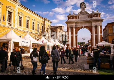 Italie Santarcangelo di Romagna - Piazza Genganelli Fiera di San Martino - stand gastronomique - Banque D'Images