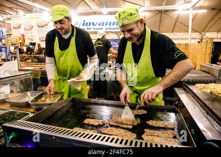 Italie Santarcangelo di Romagna - Fiera di San Martino - Stand gastronomique - farci pour la piadine - salami Banque D'Images