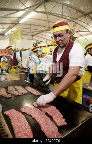 Italie Santarcangelo di Romagna - Fiera di San Martino - Stand gastronomique - farci pour la piadine - salami Banque D'Images