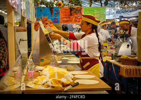 Italie Santarcangelo di Romagna - Fiera di San Martino - Stand gastronomique - farci pour la piadine - Banque D'Images