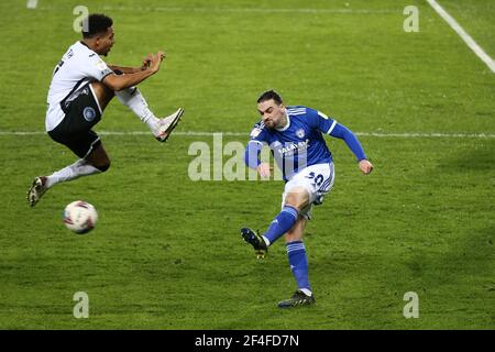 Swansea, Royaume-Uni. 20 mars 2021. Ciaron Brown de la ville de Cardiff (r) et Korey Smith de la ville de Swansea en action. Match de championnat EFL Skybet, Swansea City et Cardiff City au Liberty Stadium de Swansea le samedi 20 mars 2021. Cette image ne peut être utilisée qu'à des fins éditoriales. Utilisation éditoriale uniquement, licence requise pour une utilisation commerciale. Aucune utilisation dans les Paris, les jeux ou les publications d'un seul club/ligue/joueur. photo par Andrew Orchard/Andrew Orchard sports Photography/Alamy Live News crédit: Andrew Orchard sports Photography/Alamy Live News Banque D'Images