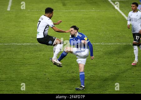 Swansea, Royaume-Uni. 20 mars 2021. Ciaron Brown de la ville de Cardiff (r) et Korey Smith de la ville de Swansea en action. Match de championnat EFL Skybet, Swansea City et Cardiff City au Liberty Stadium de Swansea le samedi 20 mars 2021. Cette image ne peut être utilisée qu'à des fins éditoriales. Utilisation éditoriale uniquement, licence requise pour une utilisation commerciale. Aucune utilisation dans les Paris, les jeux ou les publications d'un seul club/ligue/joueur. photo par Andrew Orchard/Andrew Orchard sports Photography/Alamy Live News crédit: Andrew Orchard sports Photography/Alamy Live News Banque D'Images