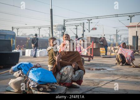 Varanasi. Inde. 11-02-2018. Mère avec deux enfants transportant des effets personnels à la gare de Varanasi. Banque D'Images