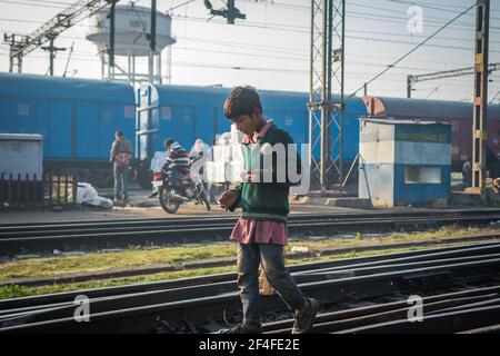 Varanasi. Inde. 11-02-2018. Un garçon solitaire travaillant à la gare de Varanasi. Banque D'Images