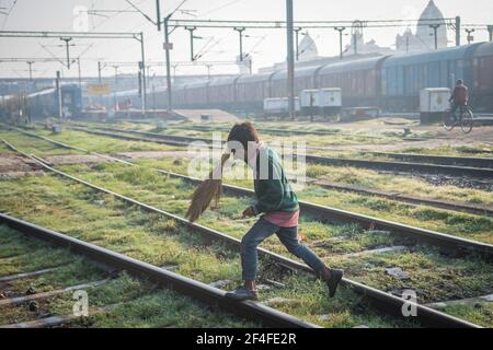 Varanasi. Inde. 11-02-2018. Un garçon solitaire travaillant à la gare de Varanasi. Banque D'Images