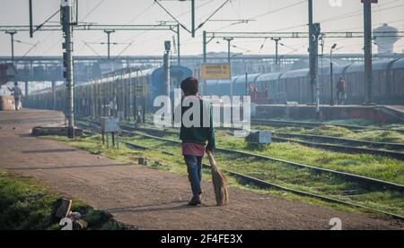 Varanasi. Inde. 11-02-2018. Un garçon solitaire travaillant à la gare de Varanasi. Banque D'Images