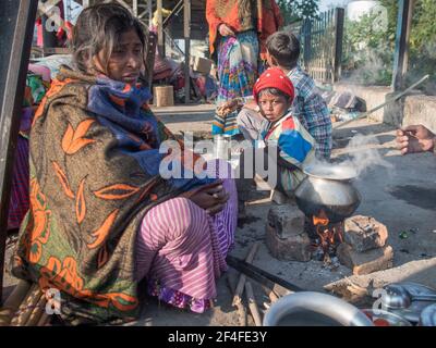 Varanasi. Inde. 11-02-2018. Une famille prenant le petit déjeuner à la gare de Varanasi. Banque D'Images